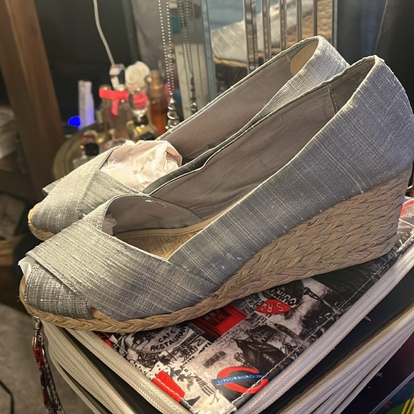 Silver silk espadrille wedges by Lauren Ralph Lauren. - Picture 2 of 5